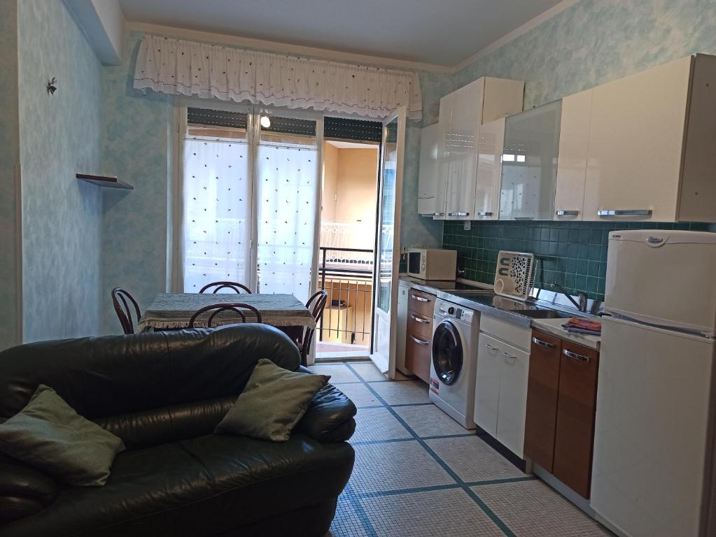 a living room with a couch in a kitchen at camere Caterina in Bonassola