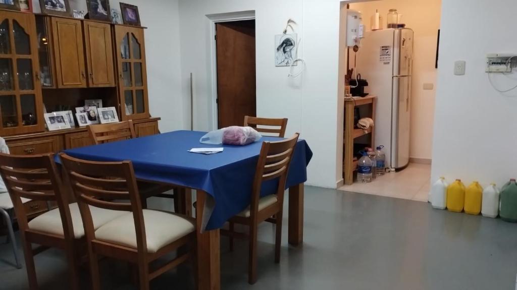 een eetkamer met een blauwe tafel en stoelen bij Casa Quinta RAFAELA in Rafaela