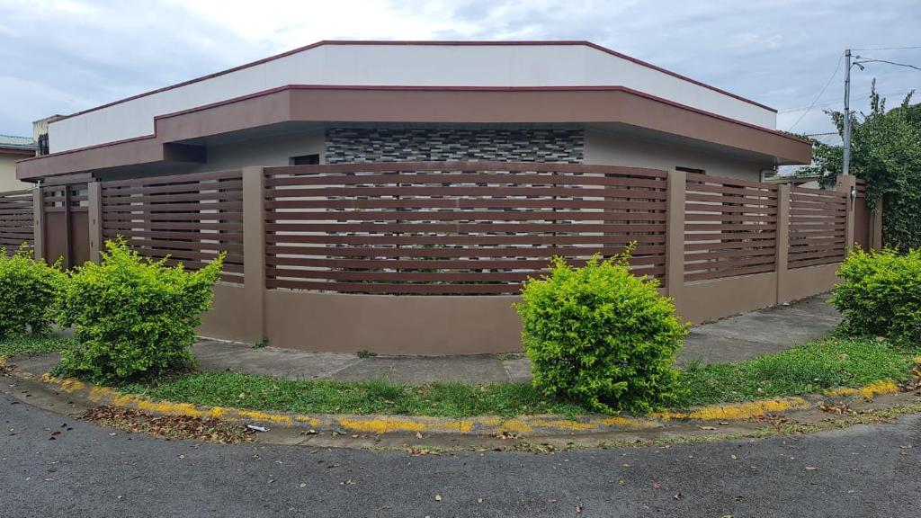 a building with bushes in front of it at Ledy's Inn in Turrialba