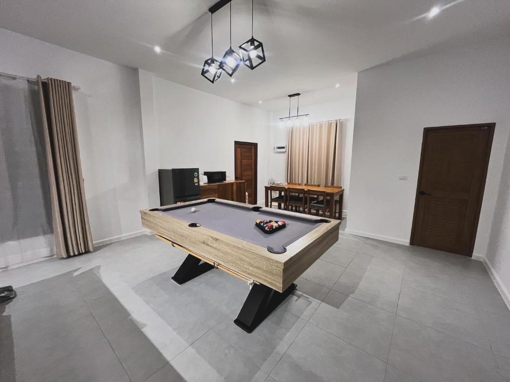 TV a/nebo společenská místnost v ubytování บ้านพูลวิลล่าอุดรธานี by บ้านแสนรัก