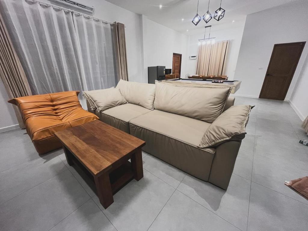 Posezení v ubytování บ้านพูลวิลล่าอุดรธานี by บ้านแสนรัก
