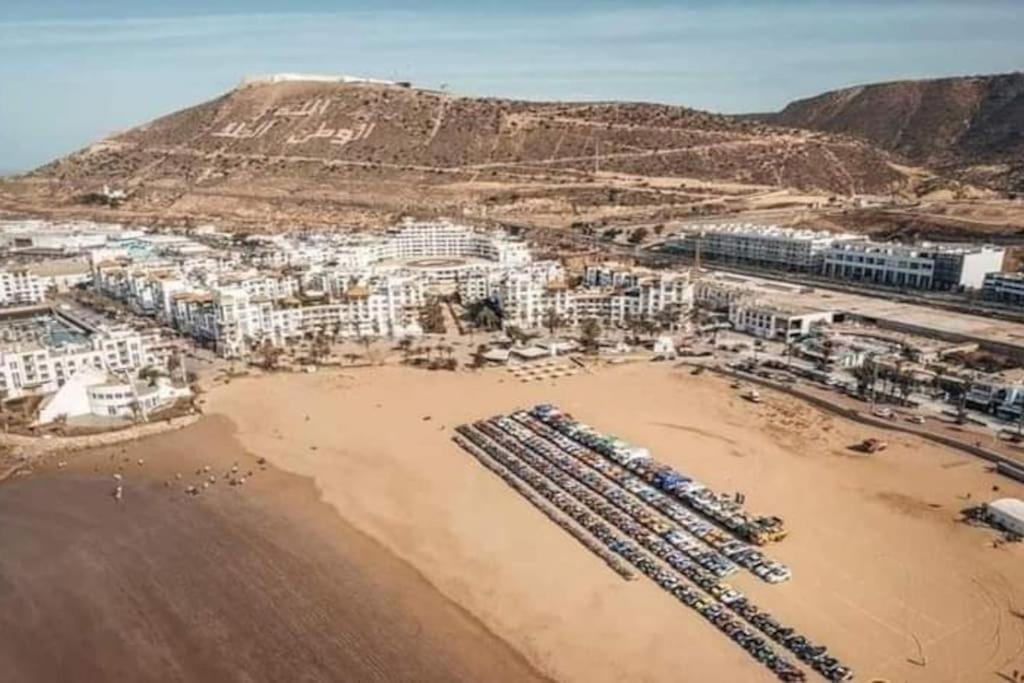 una vista aérea de una playa con edificios y barcos en شقة وسط أكادير, en Agadir