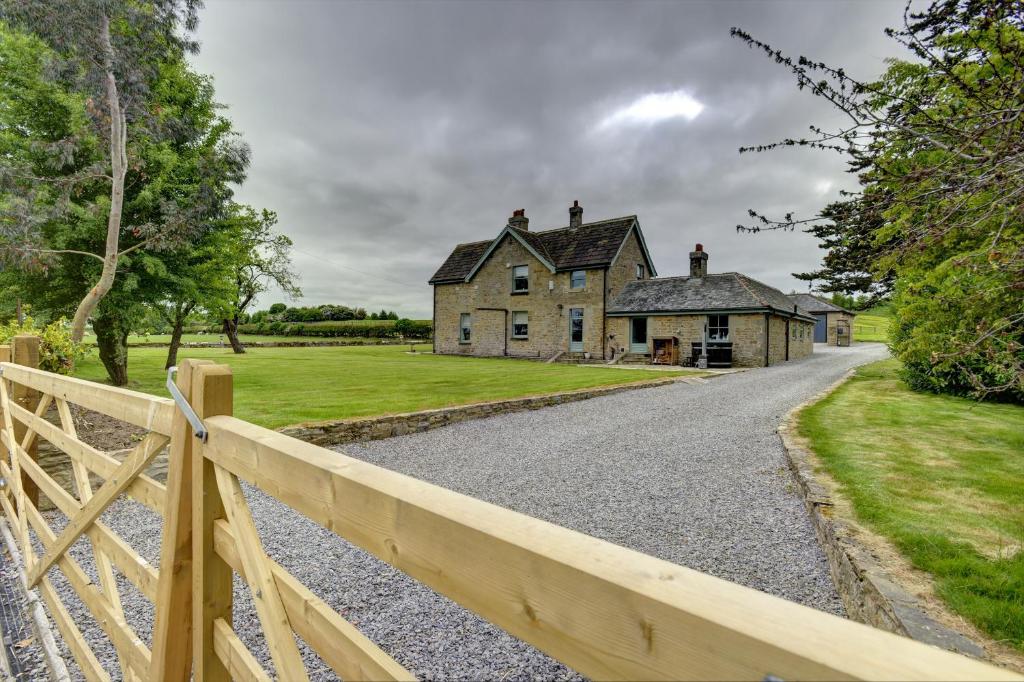 uma casa velha com uma cerca em frente em The Farm House em Richmond