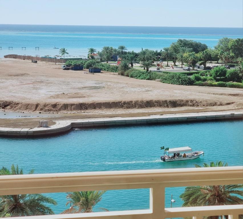 un barco en el agua junto a una playa en Royal House Al Baylasan, en King Abdullah Economic City