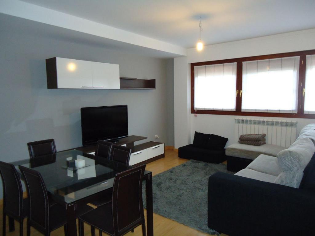 Μια τηλεόραση ή/και κέντρο ψυχαγωγίας στο Apartamento Sabiñánigo Esquí Snow Senderismo Bici Wifi