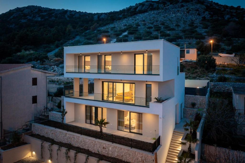 duży biały dom z oświetleniem w obiekcie NEW! Villa Brilliance heated pool 50 m2, sea view w mieście Vranjic