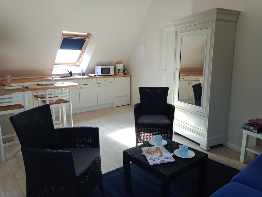 un salon avec deux chaises et une table dans l'établissement BINIC Studio indépendant, à Binic