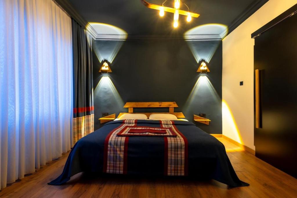 ein Schlafzimmer mit einem Bett mit einer Decke darauf in der Unterkunft CHALET VERDE in Kirazlı