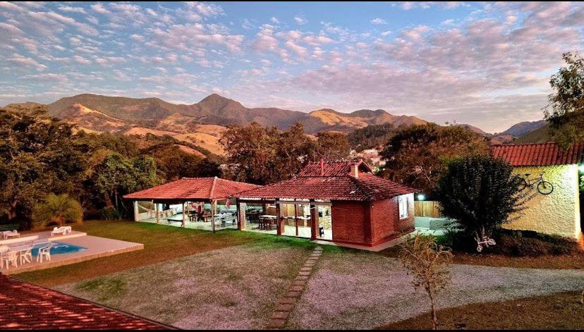 a house with a view of the mountains at Pousada Caminho dos Ventos in Passa Quatro