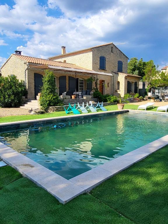 une piscine devant une maison dans l'établissement Magnifique villa avec piscine privée à Aubignan, à Aubignan