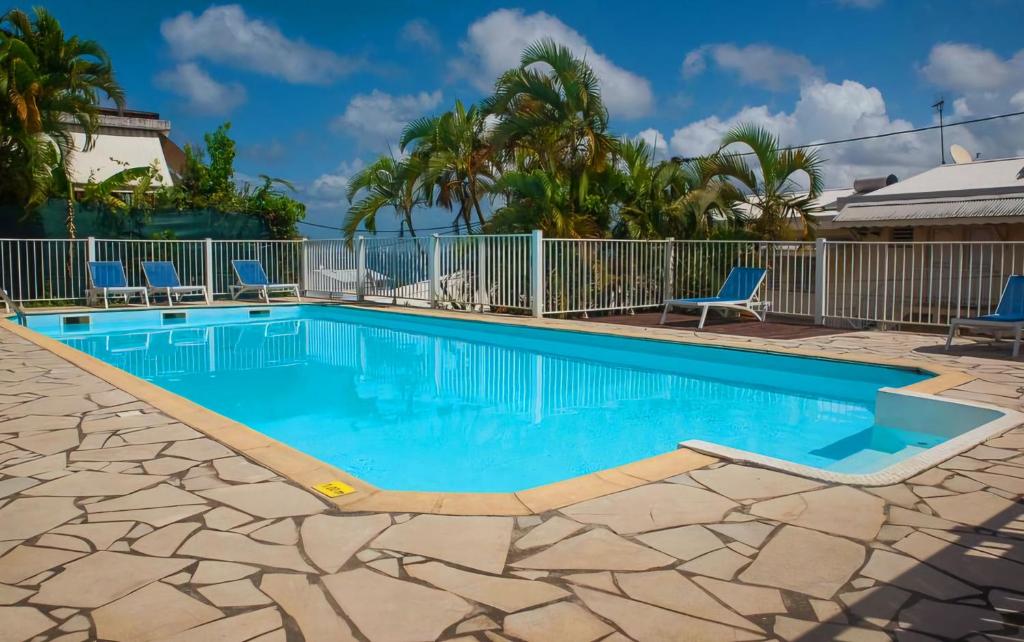 Bassein majutusasutuses Sweet Crépuscule - Studio avec Vue Mer Imprenable & Piscine või selle lähedal