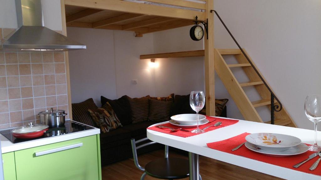 kuchnia ze stołem i kieliszkami do wina w obiekcie Apartment Studio Prima w mieście Rijeka