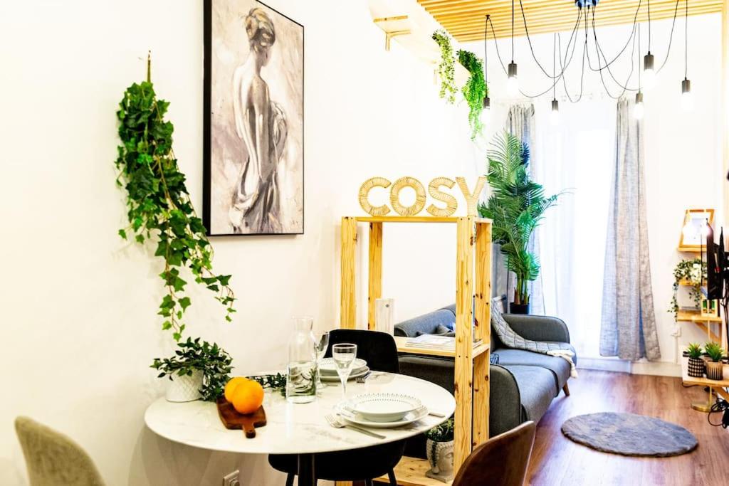 ein Wohnzimmer mit einem Tisch und einem Sofa in der Unterkunft AZUR COZY- 1 CHAMBRE 3 PERSONNES RENOVE- GARE ST CHARLES/JOLIETTE in Marseille