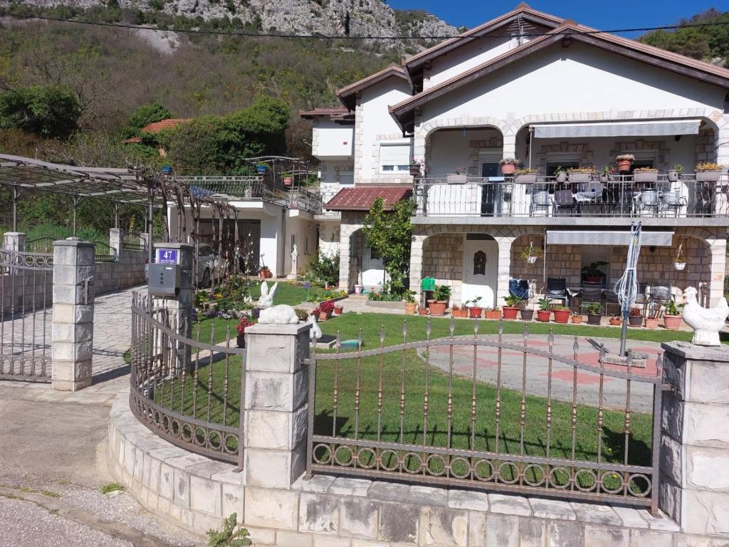 une maison avec une clôture devant elle dans l'établissement Kuća za odmor, à Žitomislići