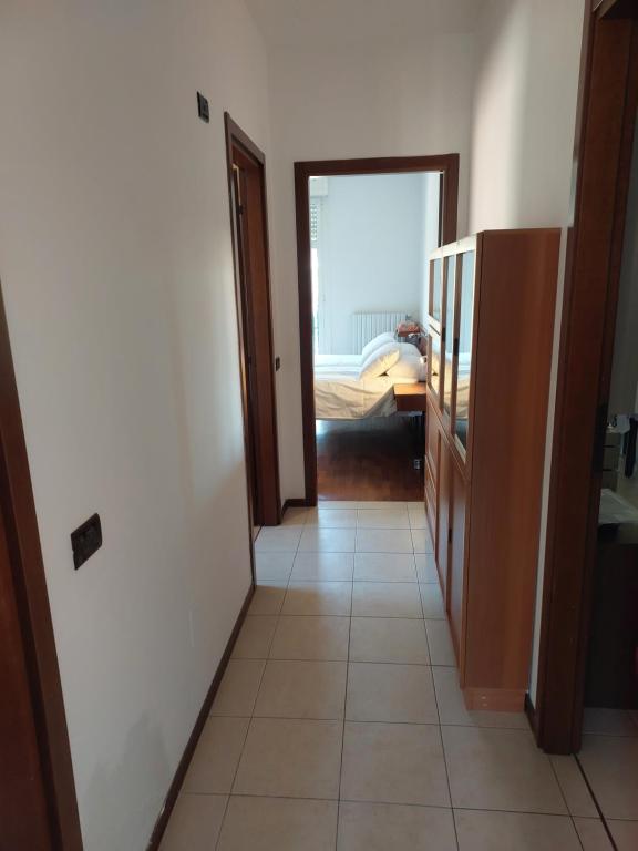 un couloir avec une porte menant à une chambre dans l'établissement HOUSE FIERA, à Bologne