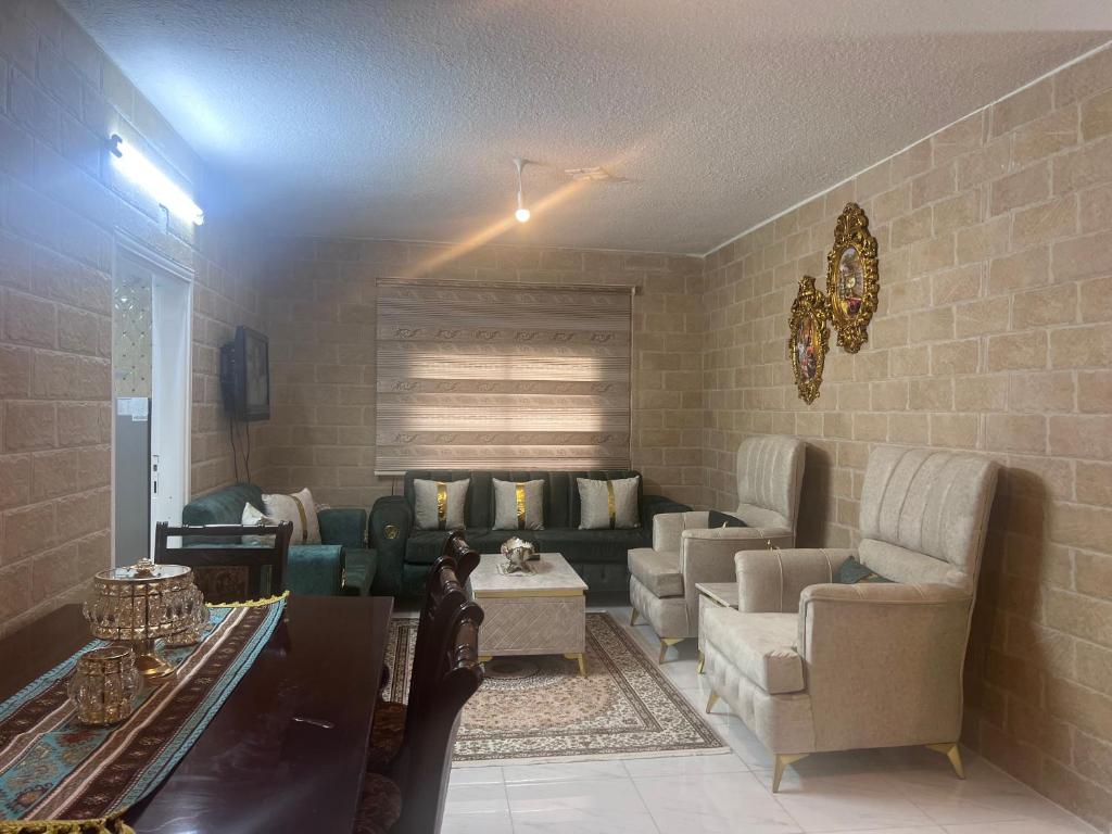 uma sala de estar com um sofá e uma mesa em Ibbin hospitality house 2 em Ajlun