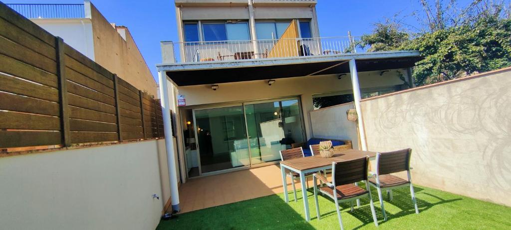 a balcony of a house with a table and chairs at Apartamento Mar&Pol con jardín in Palafrugell