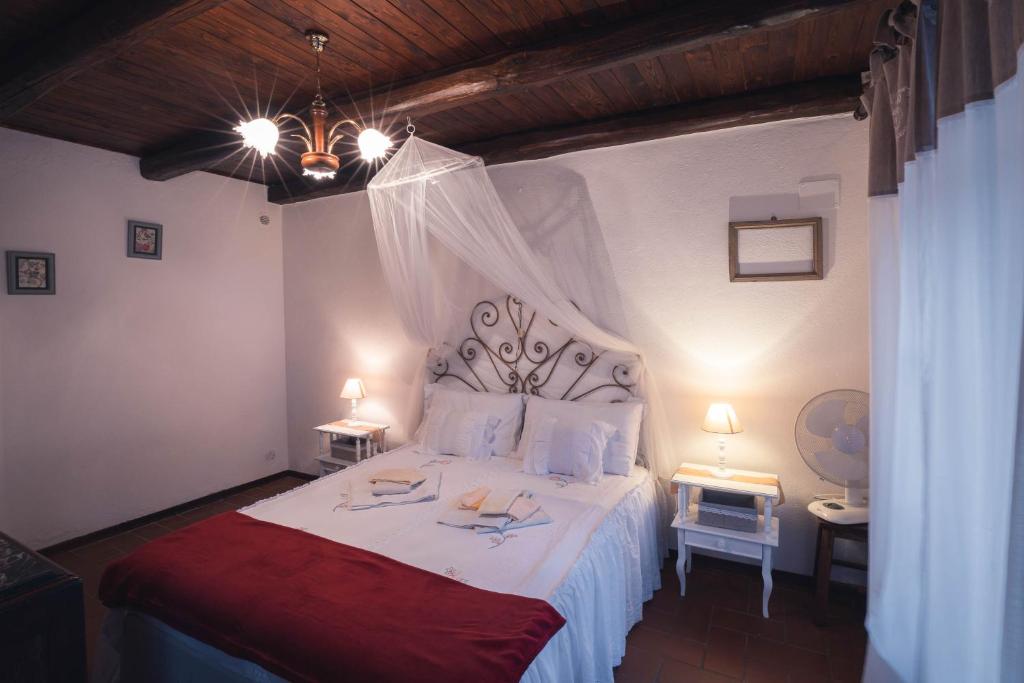 1 dormitorio con cama blanca y manta roja en Nature & Relax in Tuscany - Fresco 3, en Roccastrada