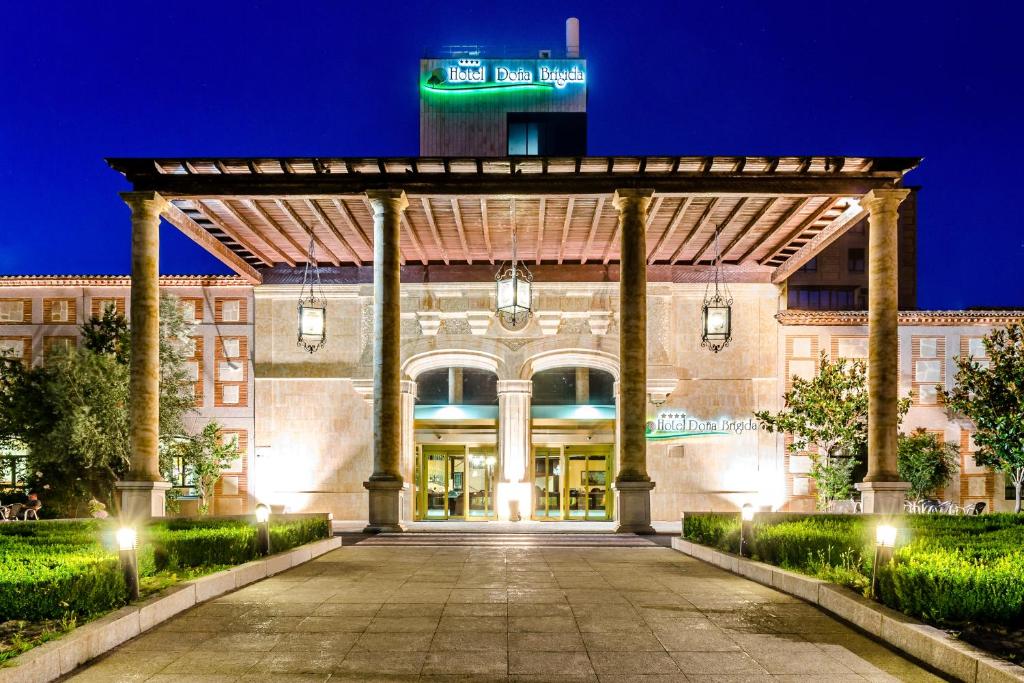 una entrada a un edificio por la noche en Hotel Doña Brígida – Salamanca Forum, en Villamayor