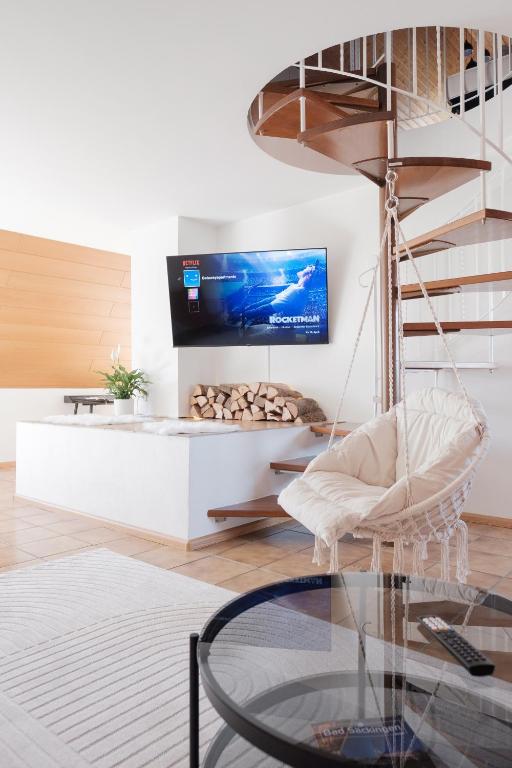 TV a/nebo společenská místnost v ubytování NEU Deluxe Suite Münsterblick, Maisonette, Kingsize Bett, Küche, Netflix, Aussicht, E-Kamin