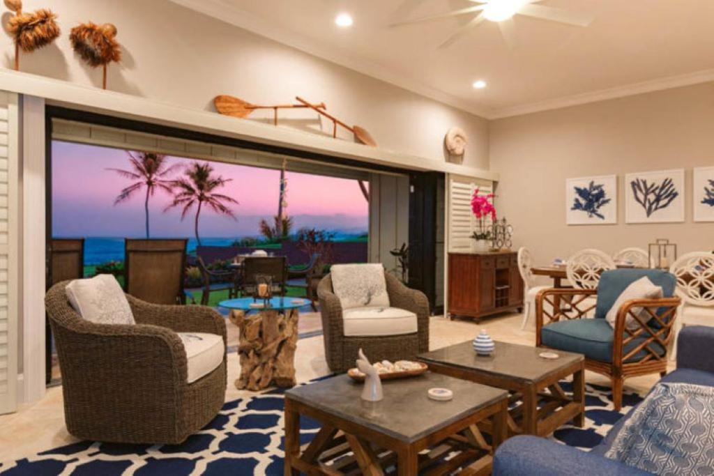 uma sala de estar com mobiliário e vista para o oceano em Luxury Oceanfront ground floor condo em Kapaa
