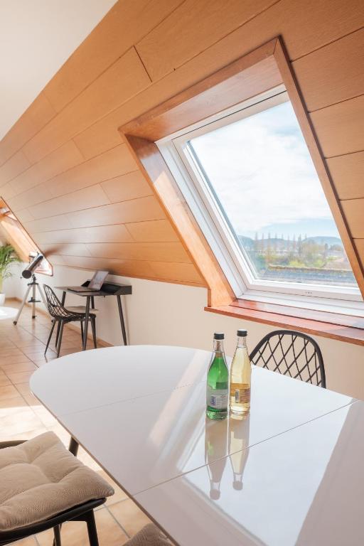 Nápoje v ubytování NEU Deluxe Suite Münsterblick, Maisonette, Kingsize Bett, Küche, Netflix, Aussicht, E-Kamin