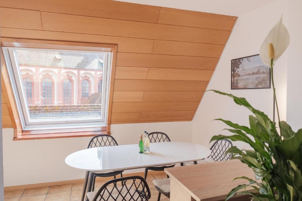 Fotografie z fotogalerie ubytování NEU Deluxe Suite Münsterblick, Maisonette, Kingsize Bett, Küche, Netflix, Aussicht, E-Kamin v destinaci Bad Säckingen
