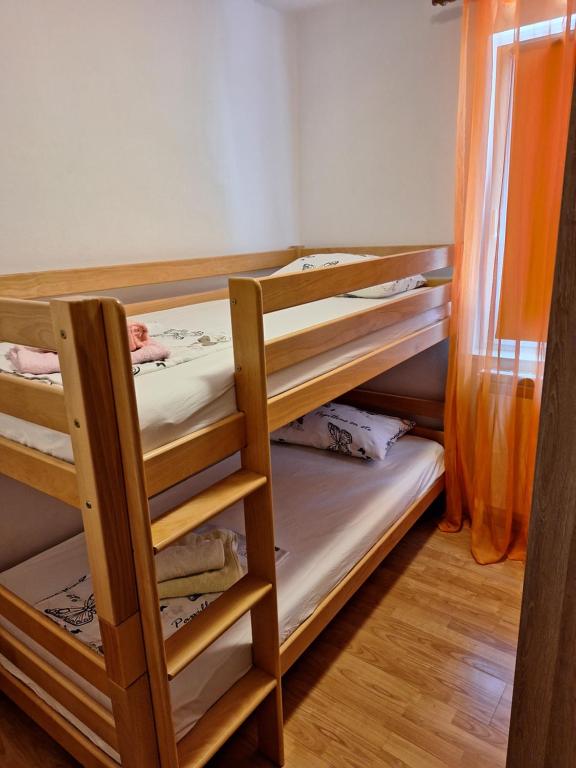 Łóżko lub łóżka w pokoju w obiekcie Nevija