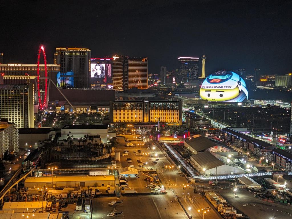 een uitzicht op een stad 's nachts met een trein bij Penthouse Suite with Strip View at The Signature At MGM Grand in Las Vegas