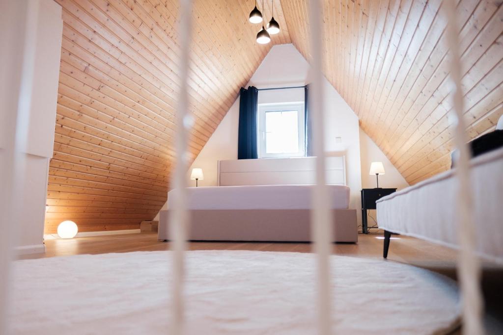 Postel nebo postele na pokoji v ubytování NEU Deluxe Suite Münsterblick, Maisonette, Kingsize Bett, Küche, Netflix, Aussicht, E-Kamin