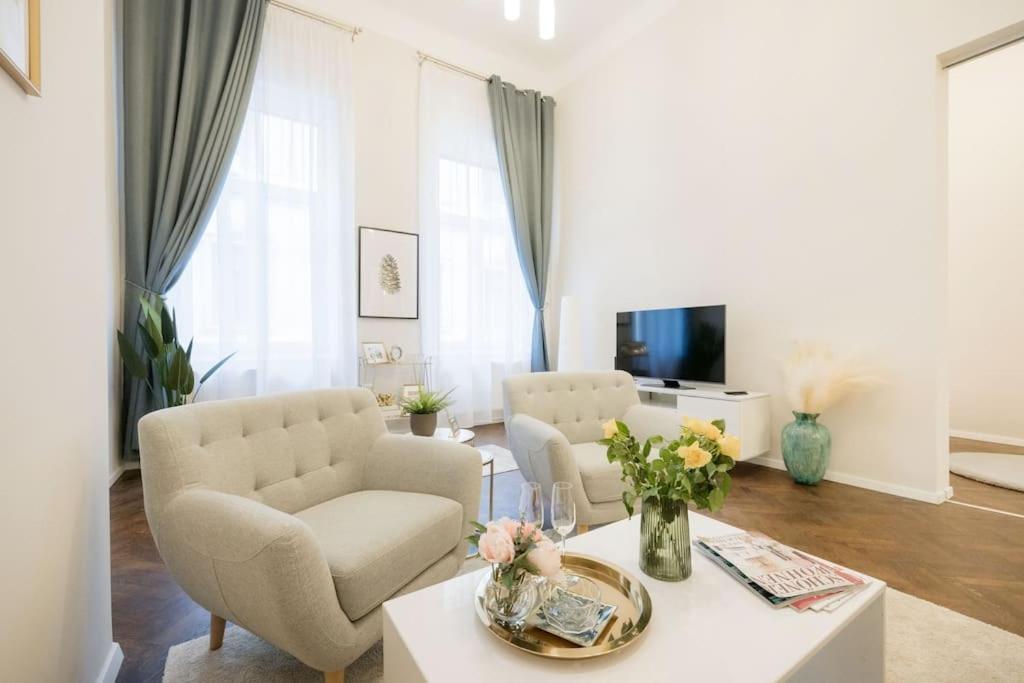 Modern and Stylish 2-Bedroom in the City Center 1085 Budapest, 30-32 József körút kép - 1
