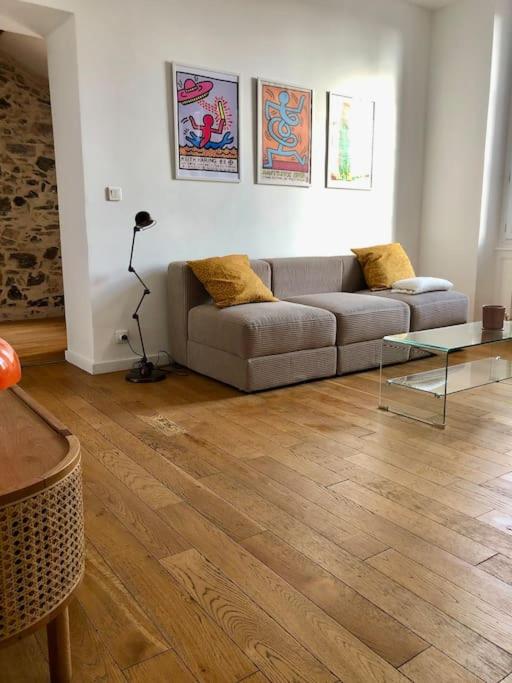 un salon avec un canapé et une table dans l'établissement Bird - Aix-en-Provence Centre, à Aix-en-Provence