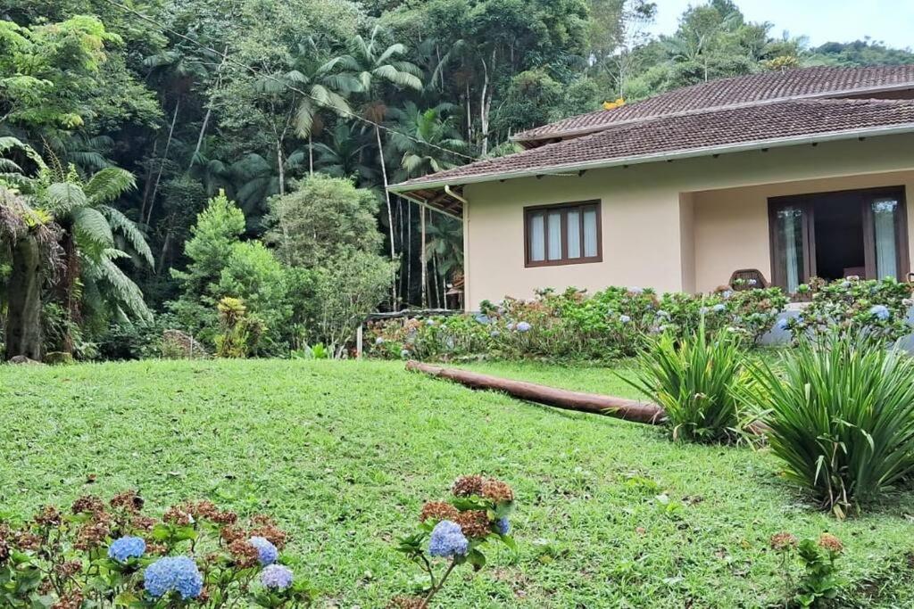 una casa con un jardín delante de ella en Sítio Som das Águas en Benedito Novo