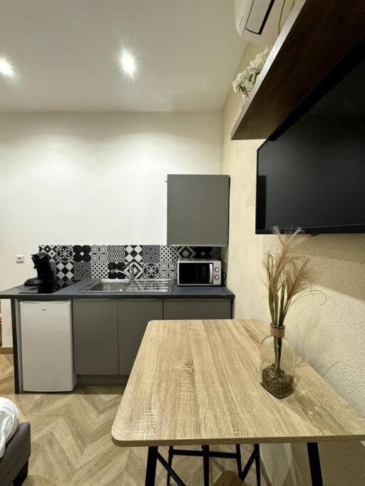 une cuisine avec une table et un comptoir dans l'établissement Studio au coeur du Vieux Port avec Clim, à Marseille