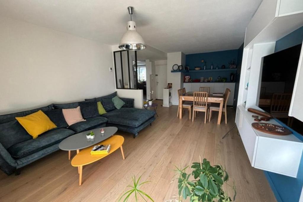 蒙佩利爾的住宿－Lovely spacious cocoon in Montpellier，客厅配有沙发和桌子