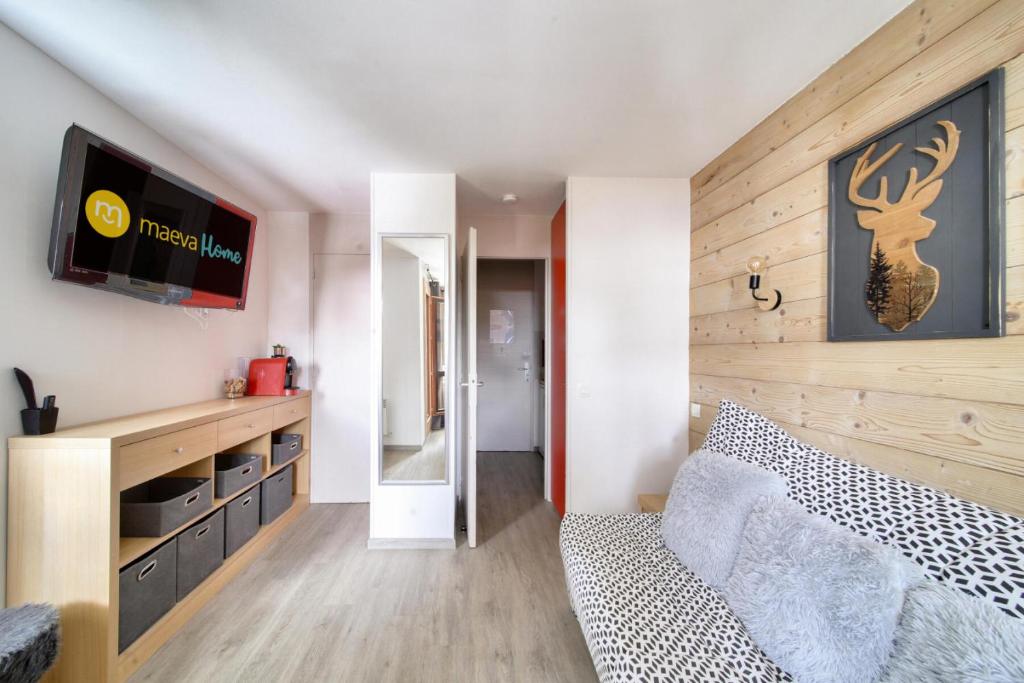 une chambre avec un lit et une télévision sur un mur dans l'établissement Résidence Plagne Lauze - maeva Home - Studio cosy 4 Personnes - Prestige - super Home MAE-0004, à Mâcot La Plagne