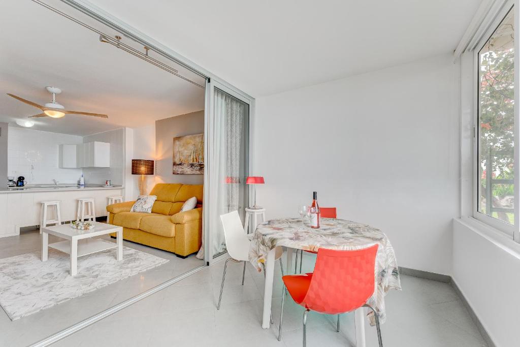 Posezení v ubytování Elegante apartamento con vista directa al mar
