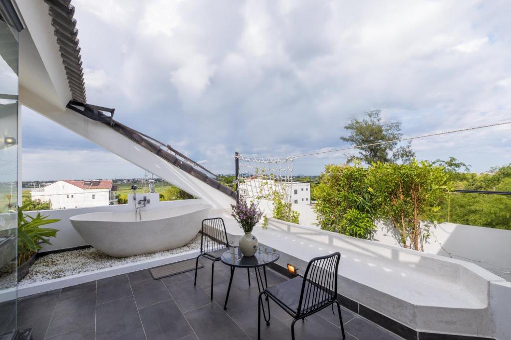 Balkón nebo terasa v ubytování Charm Champion Villa Hoian