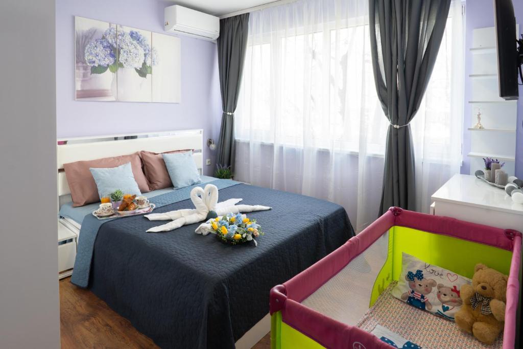 Postel nebo postele na pokoji v ubytování Luxury 2BR Retreat in Central Varna