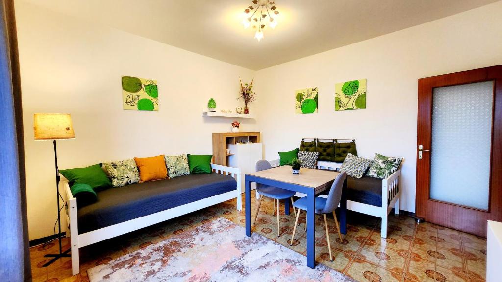 ein Wohnzimmer mit einem Sofa und einem Tisch in der Unterkunft NIKO apartment in Santo Stino di Livenza