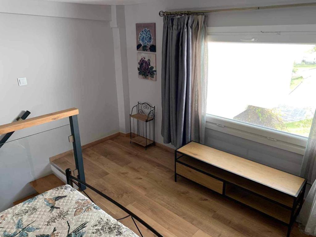 Postel nebo postele na pokoji v ubytování Flisvos loft by the sea