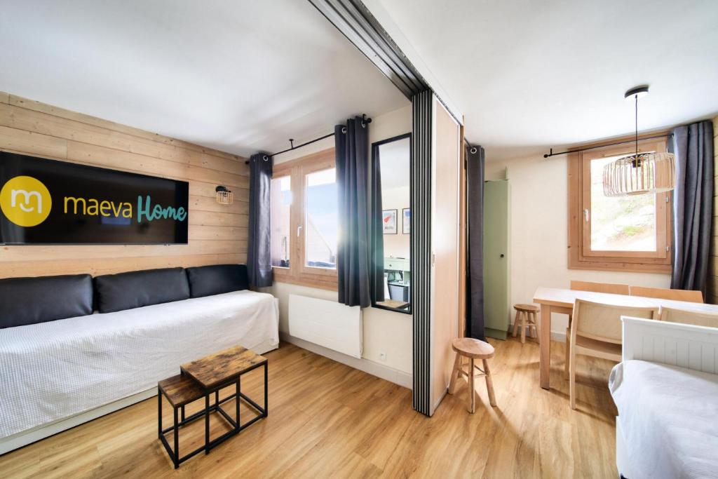 un salon avec un lit et une table dans l'établissement Résidence Plagne Lauze - maeva Home - Studio moderne vue village 4 personnes - Sélection - super Home MAE-9804, à Mâcot La Plagne