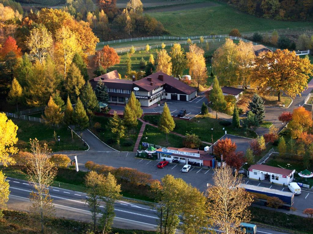 eine Luftansicht eines Gebäudes mit einem Parkplatz in der Unterkunft Hotel Mis in Salzberg