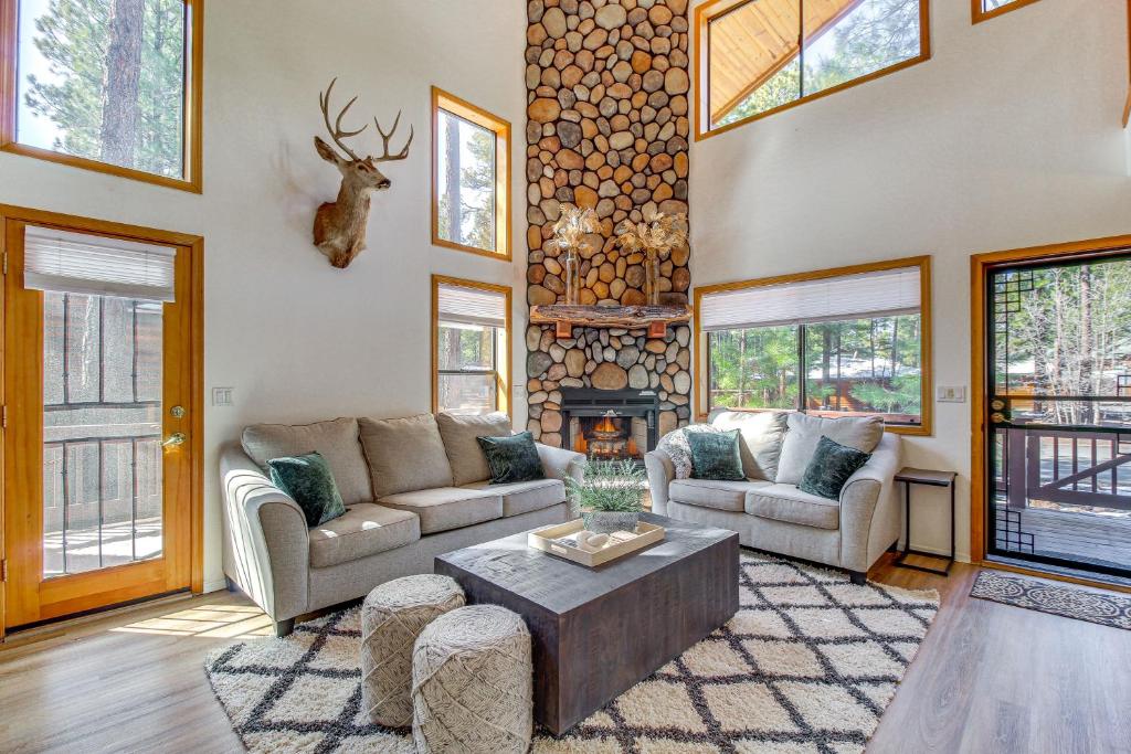Ruang duduk di Pet-Friendly Cabin with Fire Pit in Pinetop!