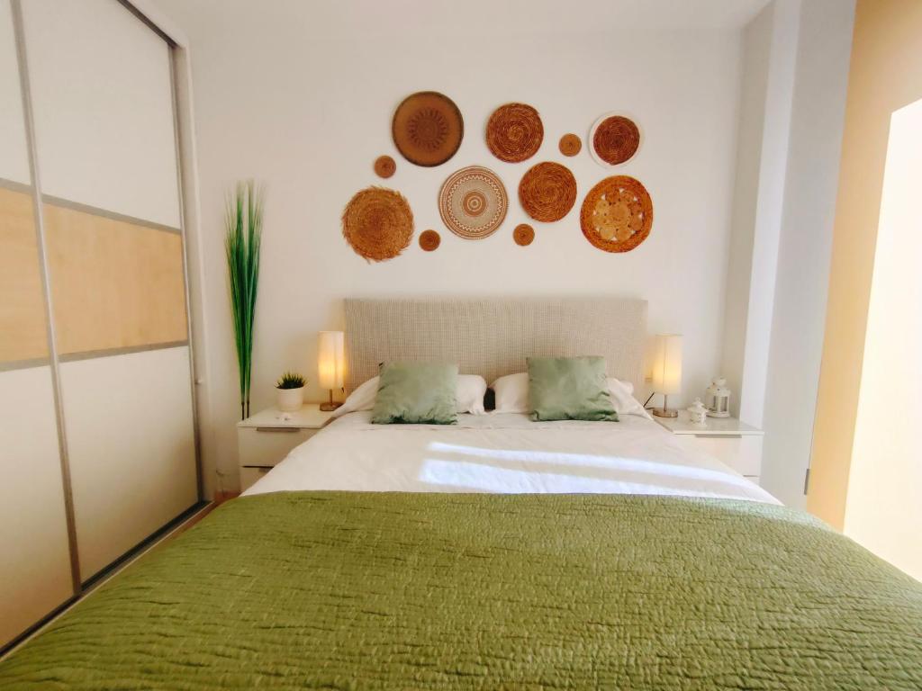 - une chambre dotée d'un lit avec des plaques murales dans l'établissement Salma, à Las Gabias