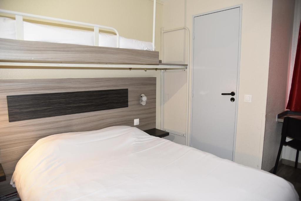 Postel nebo postele na pokoji v ubytování Hotel du Triangle