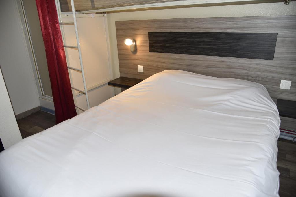 Postel nebo postele na pokoji v ubytování Hotel du Triangle