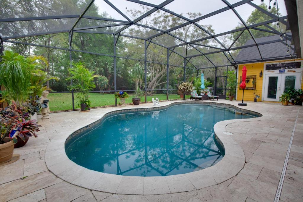 una piscina en un invernadero con una gran piscina en Lake Mary Rental with Shared Pool 15 Mi to Orlando!, en Lake Mary