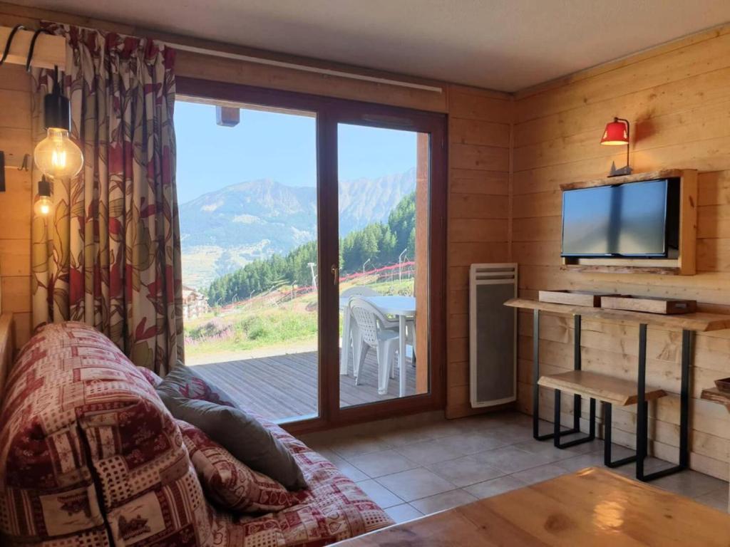 Le MélézetにあるChalet La Combe D Or - Chalets pour 6 Personnes 914のリビングルーム(テレビ、大きな窓付)