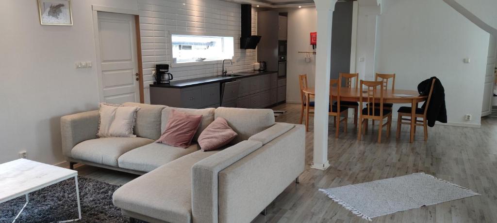 ein Wohnzimmer mit einem Sofa und einem Tisch in der Unterkunft Semesterhus i Yngsjö in Yngsjö
